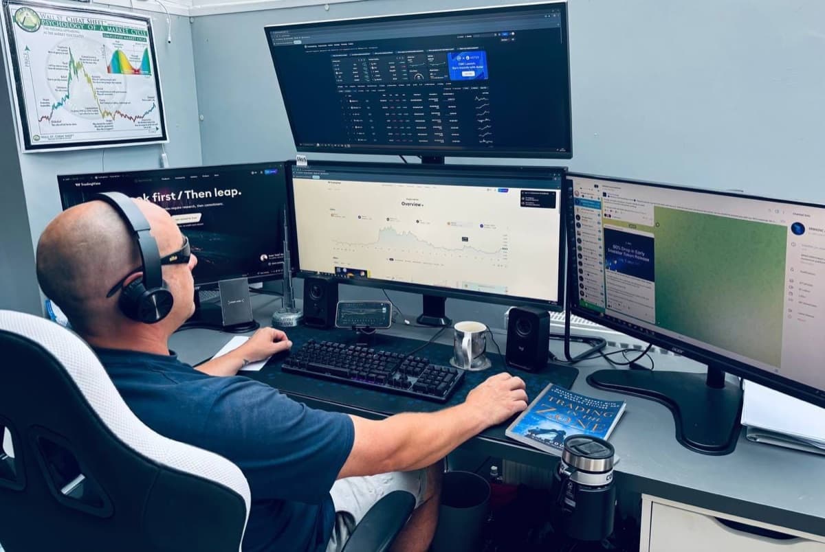 Hodge at their trading desk